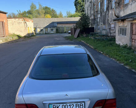 Сірий Мерседес Е-Клас, об'ємом двигуна 2 л та пробігом 440 тис. км за 2600 $, фото 4 на Automoto.ua