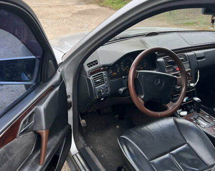 Серый Мерседес Е-Класс, объемом двигателя 2.3 л и пробегом 276 тыс. км за 3100 $, фото 24 на Automoto.ua