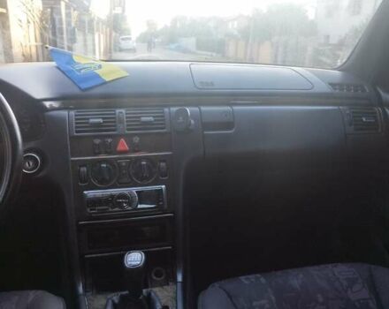 Серый Мерседес Е-Класс, объемом двигателя 2 л и пробегом 450 тыс. км за 3200 $, фото 1 на Automoto.ua