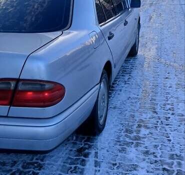 Серый Мерседес Е-Класс, объемом двигателя 2 л и пробегом 344 тыс. км за 3300 $, фото 57 на Automoto.ua