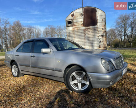 Серый Мерседес Е-Класс, объемом двигателя 2 л и пробегом 348 тыс. км за 3700 $, фото 2 на Automoto.ua