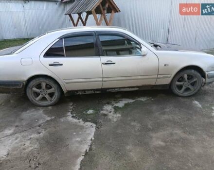 Серый Мерседес Е-Класс, объемом двигателя 2.3 л и пробегом 350 тыс. км за 3000 $, фото 5 на Automoto.ua