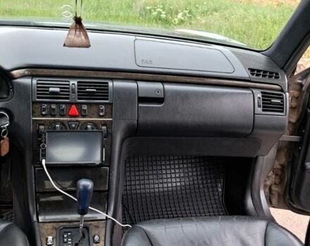 Серый Мерседес Е-Класс, объемом двигателя 2.3 л и пробегом 500 тыс. км за 2600 $, фото 3 на Automoto.ua