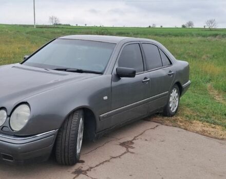 Серый Мерседес Е-Класс, объемом двигателя 2.3 л и пробегом 500 тыс. км за 2600 $, фото 1 на Automoto.ua