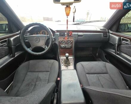 Сірий Мерседес Е-Клас, об'ємом двигуна 2 л та пробігом 245 тис. км за 3750 $, фото 45 на Automoto.ua