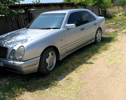 Серый Мерседес Е-Класс, объемом двигателя 2.8 л и пробегом 100 тыс. км за 1500 $, фото 3 на Automoto.ua