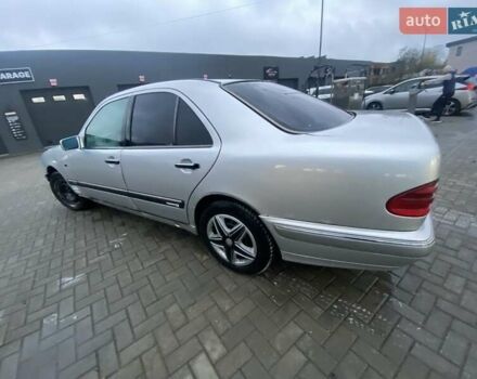 Серый Мерседес Е-Класс, объемом двигателя 2.2 л и пробегом 1000 тыс. км за 2700 $, фото 3 на Automoto.ua