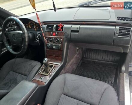 Сірий Мерседес Е-Клас, об'ємом двигуна 2 л та пробігом 245 тис. км за 3750 $, фото 35 на Automoto.ua