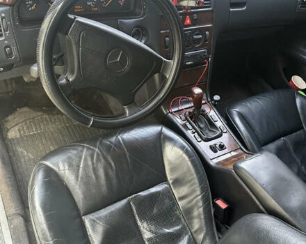 Серый Мерседес Е-Класс, объемом двигателя 2.8 л и пробегом 350 тыс. км за 1700 $, фото 4 на Automoto.ua