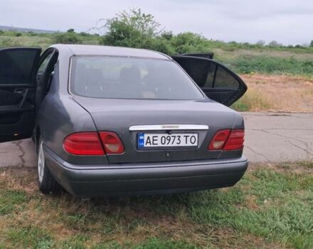 Серый Мерседес Е-Класс, объемом двигателя 2.3 л и пробегом 500 тыс. км за 2600 $, фото 6 на Automoto.ua