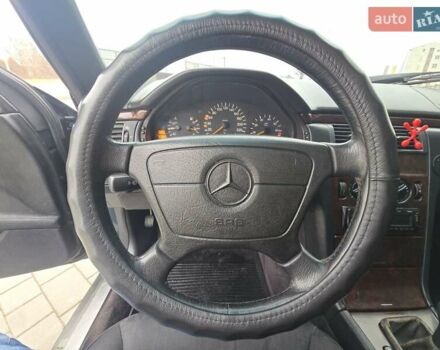 Сірий Мерседес Е-Клас, об'ємом двигуна 2 л та пробігом 245 тис. км за 3750 $, фото 51 на Automoto.ua