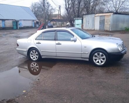 Серый Мерседес Е-Класс, объемом двигателя 4.2 л и пробегом 300 тыс. км за 4000 $, фото 4 на Automoto.ua