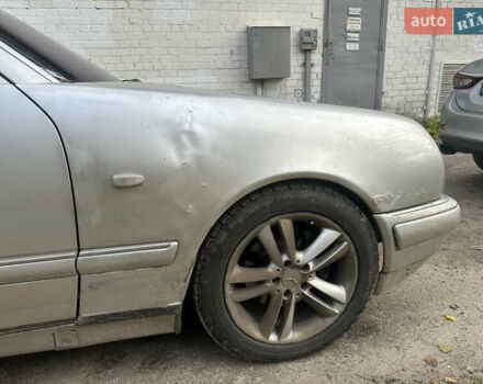 Серый Мерседес Е-Класс, объемом двигателя 2.8 л и пробегом 350 тыс. км за 1700 $, фото 8 на Automoto.ua