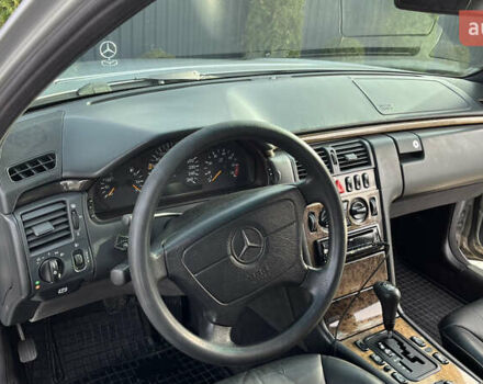 Серый Мерседес Е-Класс, объемом двигателя 2.8 л и пробегом 346 тыс. км за 4800 $, фото 15 на Automoto.ua