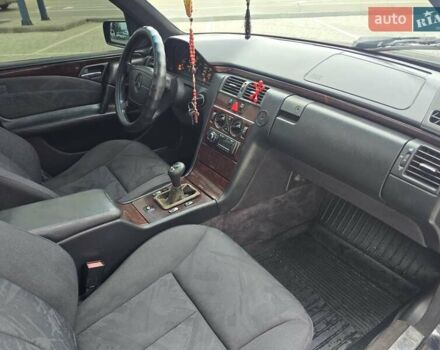 Сірий Мерседес Е-Клас, об'ємом двигуна 2 л та пробігом 245 тис. км за 3750 $, фото 36 на Automoto.ua