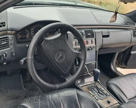 Серый Мерседес Е-Класс, объемом двигателя 2.3 л и пробегом 500 тыс. км за 2600 $, фото 4 на Automoto.ua