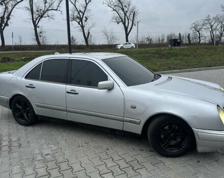 Сірий Мерседес Е-Клас, об'ємом двигуна 2 л та пробігом 360 тис. км за 2500 $, фото 3 на Automoto.ua