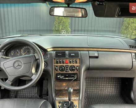 Серый Мерседес Е-Класс, объемом двигателя 2.8 л и пробегом 346 тыс. км за 4800 $, фото 25 на Automoto.ua