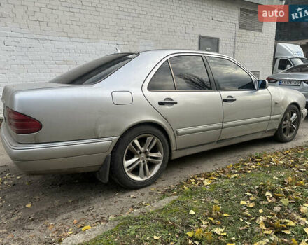 Серый Мерседес Е-Класс, объемом двигателя 2.8 л и пробегом 350 тыс. км за 1700 $, фото 9 на Automoto.ua