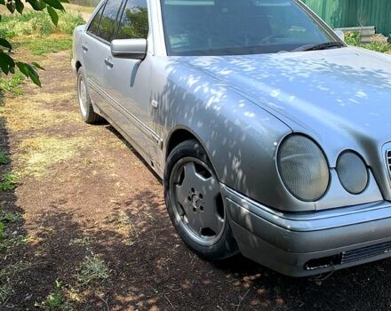 Серый Мерседес Е-Класс, объемом двигателя 2.8 л и пробегом 100 тыс. км за 1500 $, фото 2 на Automoto.ua