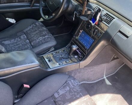 Серый Мерседес Е-Класс, объемом двигателя 2.4 л и пробегом 298 тыс. км за 1999 $, фото 6 на Automoto.ua