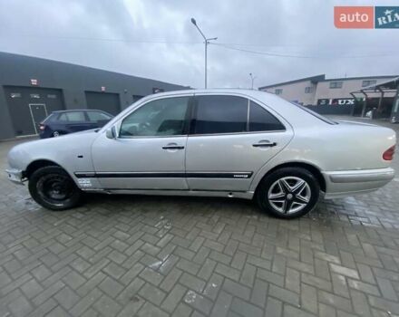 Серый Мерседес Е-Класс, объемом двигателя 2.2 л и пробегом 1000 тыс. км за 2700 $, фото 4 на Automoto.ua