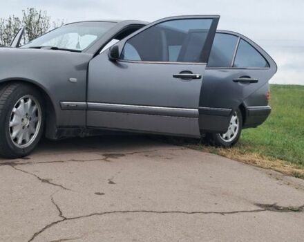 Серый Мерседес Е-Класс, объемом двигателя 2.3 л и пробегом 500 тыс. км за 2600 $, фото 2 на Automoto.ua