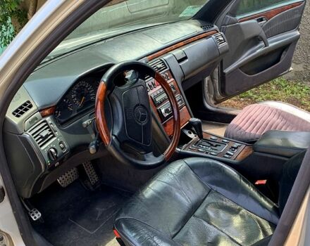 Серый Мерседес Е-Класс, объемом двигателя 2.8 л и пробегом 100 тыс. км за 1500 $, фото 4 на Automoto.ua