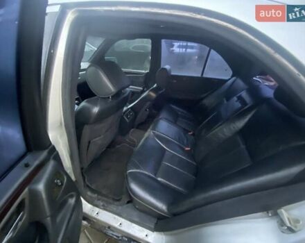 Серый Мерседес Е-Класс, объемом двигателя 2.2 л и пробегом 1000 тыс. км за 2700 $, фото 5 на Automoto.ua