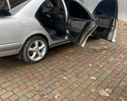 Серый Мерседес Е-Класс, объемом двигателя 2.3 л и пробегом 334 тыс. км за 3000 $, фото 2 на Automoto.ua