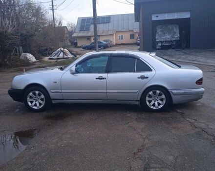 Серый Мерседес Е-Класс, объемом двигателя 4.2 л и пробегом 300 тыс. км за 4000 $, фото 1 на Automoto.ua