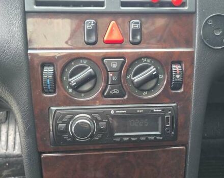 Сірий Мерседес Е-Клас, об'ємом двигуна 2 л та пробігом 245 тис. км за 3750 $, фото 53 на Automoto.ua