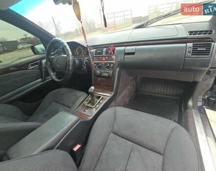 Сірий Мерседес Е-Клас, об'ємом двигуна 2 л та пробігом 245 тис. км за 3750 $, фото 34 на Automoto.ua