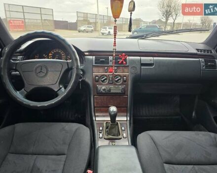 Сірий Мерседес Е-Клас, об'ємом двигуна 2 л та пробігом 245 тис. км за 3750 $, фото 46 на Automoto.ua