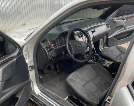 Серый Мерседес Е-Класс, объемом двигателя 2.3 л и пробегом 334 тыс. км за 3000 $, фото 4 на Automoto.ua