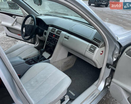 Сірий Мерседес Е-Клас, об'ємом двигуна 2 л та пробігом 204 тис. км за 4300 $, фото 17 на Automoto.ua