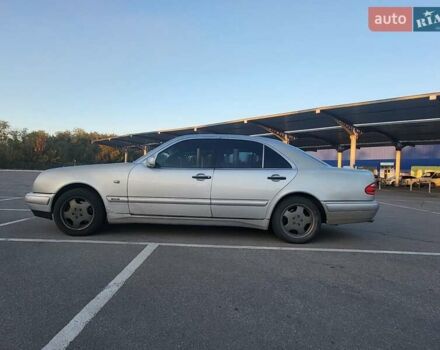 Сірий Мерседес Е-Клас, об'ємом двигуна 2 л та пробігом 30 тис. км за 3800 $, фото 2 на Automoto.ua