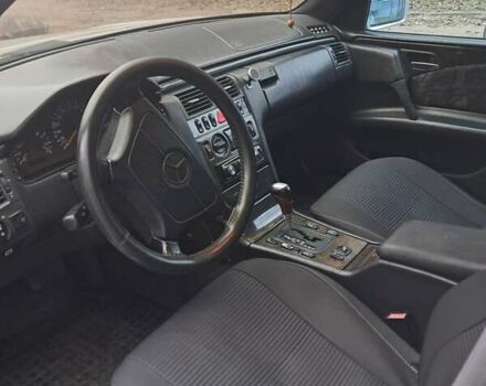 Серый Мерседес Е-Класс, объемом двигателя 2.3 л и пробегом 401 тыс. км за 3100 $, фото 7 на Automoto.ua