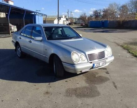 Серый Мерседес Е-Класс, объемом двигателя 2.2 л и пробегом 300 тыс. км за 2200 $, фото 2 на Automoto.ua