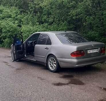Сірий Мерседес Е-Клас, об'ємом двигуна 2.8 л та пробігом 520 тис. км за 2600 $, фото 3 на Automoto.ua