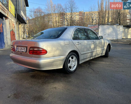 Сірий Мерседес Е-Клас, об'ємом двигуна 2 л та пробігом 204 тис. км за 4300 $, фото 4 на Automoto.ua