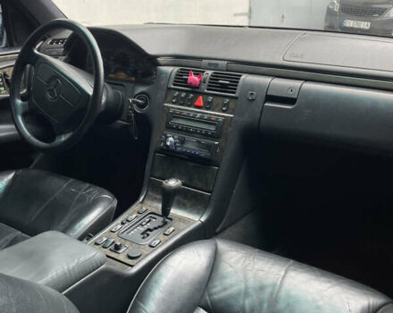 Серый Мерседес Е-Класс, объемом двигателя 3.2 л и пробегом 380 тыс. км за 2750 $, фото 17 на Automoto.ua