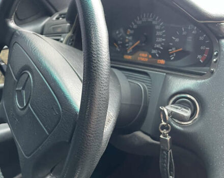 Серый Мерседес Е-Класс, объемом двигателя 3.2 л и пробегом 380 тыс. км за 2750 $, фото 10 на Automoto.ua