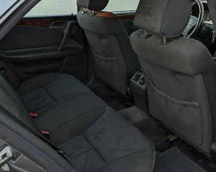 Серый Мерседес Е-Класс, объемом двигателя 2.8 л и пробегом 456 тыс. км за 2799 $, фото 14 на Automoto.ua