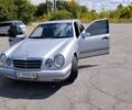 Сірий Мерседес Е-Клас, об'ємом двигуна 2 л та пробігом 380 тис. км за 3595 $, фото 1 на Automoto.ua