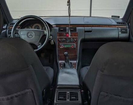 Серый Мерседес Е-Класс, объемом двигателя 2.8 л и пробегом 456 тыс. км за 2799 $, фото 17 на Automoto.ua