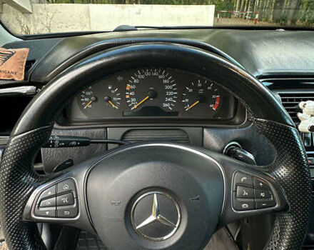 Сірий Мерседес Е-Клас, об'ємом двигуна 3 л та пробігом 382 тис. км за 5000 $, фото 36 на Automoto.ua