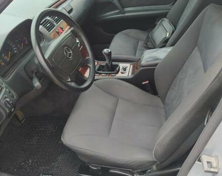 Серый Мерседес Е-Класс, объемом двигателя 2.5 л и пробегом 411 тыс. км за 4200 $, фото 7 на Automoto.ua