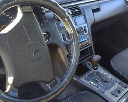 Серый Мерседес Е-Класс, объемом двигателя 2.2 л и пробегом 300 тыс. км за 2200 $, фото 3 на Automoto.ua