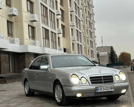 Серый Мерседес Е-Класс, объемом двигателя 3.2 л и пробегом 580 тыс. км за 3900 $, фото 2 на Automoto.ua